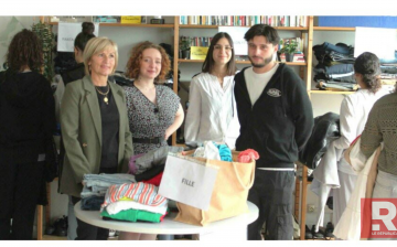 La friperie gratuite rencontre un vif succès auprès des jeunes et de leurs familles
