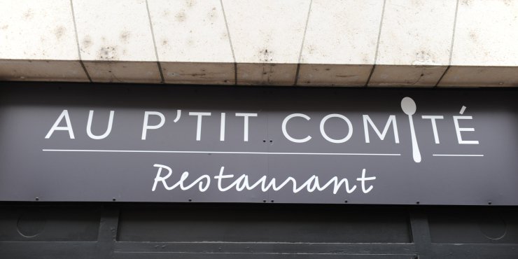 Au P’tit Comité, Patrick forme ses collègues au métier de serveur