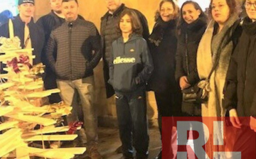 Des sapins en bois devant les commerces de la ville de Woippy